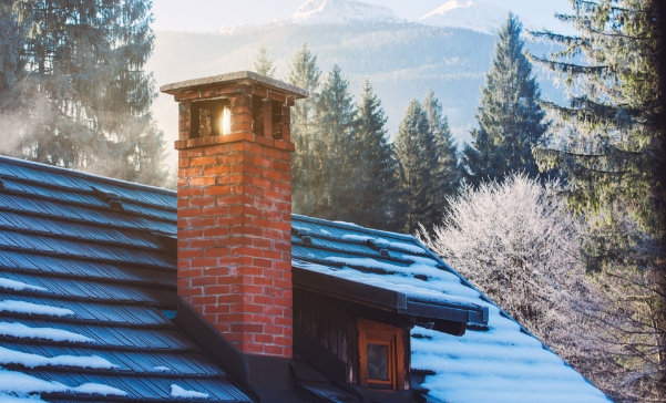 mountain-cottage-chimney-in-winter-smal